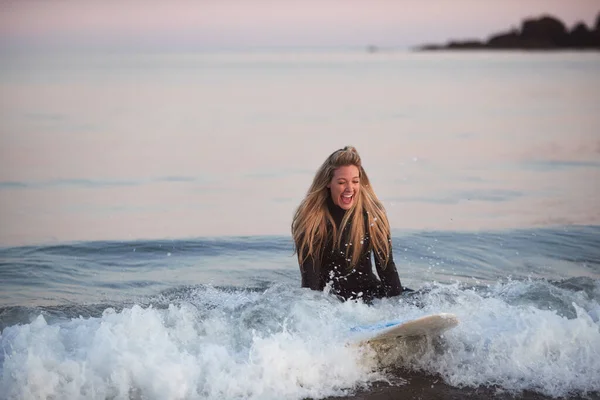 Mujer Vestida Traje Neopreno Sentada Tabla Surf Ondeando Playa — Foto de Stock