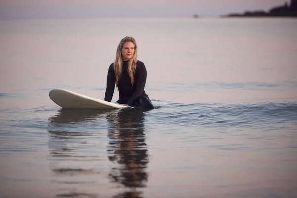 Mujer Vistiendo Traje Neopreno Sentado Flotando Tabla Surf Mar Tranquilo — Foto de Stock