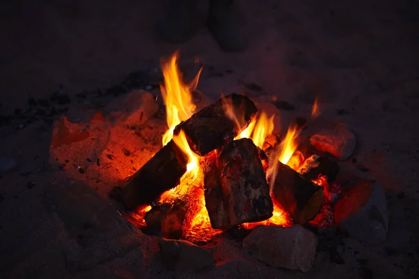 Närbild Camp Fire Flames Brinner Stranden — Stockfoto