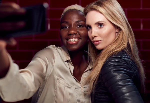 Két Fiatal Barátai Pózol Selfie Tükröződik Tükrében Fürdőszoba Klubban — Stock Fotó