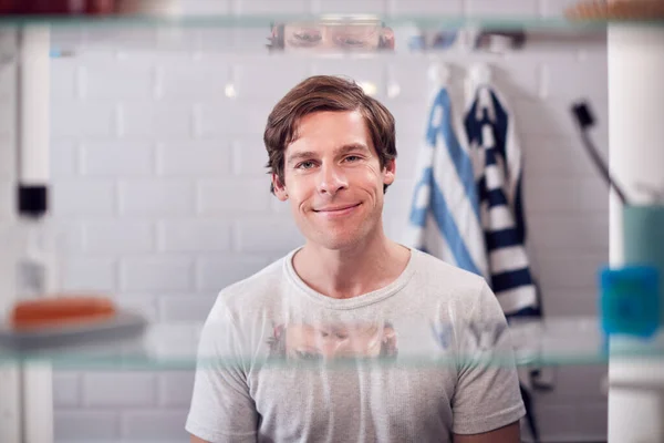 Ver Través Del Gabinete Baño Del Hombre Sonriente Mirando Espejo — Foto de Stock