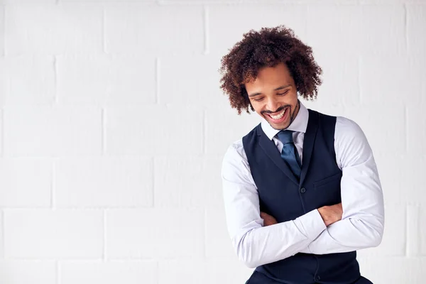 Selbstbewusster Junger Geschäftsmann Anzug Steht Vor Weißer Studiowand — Stockfoto