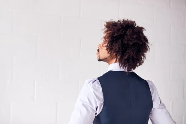 Rückansicht Eines Jungen Geschäftsmannes Anzug Der Vor Einer Weißen Studiowand — Stockfoto