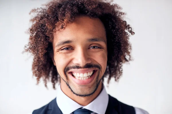 Retrato Confiante Jovem Empresário Vestindo Terno Contra Parede Estúdio Branco — Fotografia de Stock