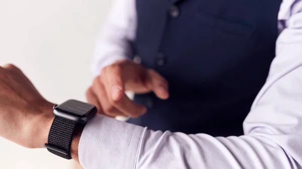 Close Businessman Garniturze Patrząc Inteligentny Zegarek — Zdjęcie stockowe