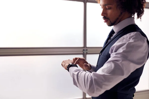 Empresario Con Traje Mirando Reloj Inteligente Oficina —  Fotos de Stock