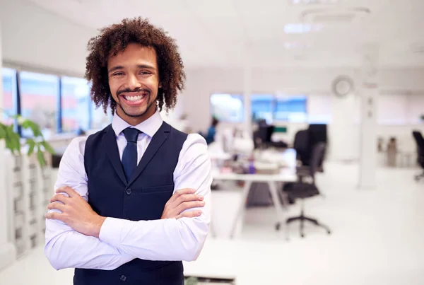 Retrato Del Joven Empresario Confiado Que Lleva Traje Pie Oficina —  Fotos de Stock