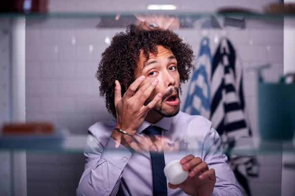 Zicht Door Badkamer Kabinet Van Jonge Zakenman Klaar Voor Het — Stockfoto