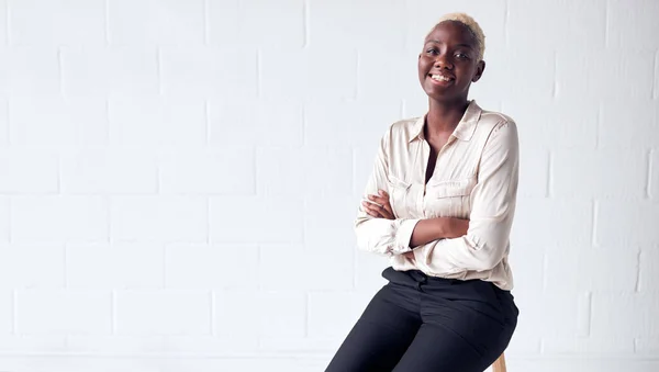 Portrét Usmívající Mladé Podnikatelky Stojící Proti Bílé Zdi Studia — Stock fotografie