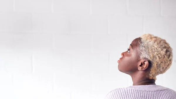 Vista Trasera Joven Mujer Pie Contra Pared Del Estudio Blanco — Foto de Stock