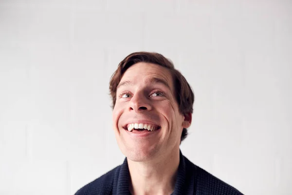 Portrét Ležérně Oblečeného Usmívajícího Muže Stojící Proti Bílé Zdi Ateliéru — Stock fotografie