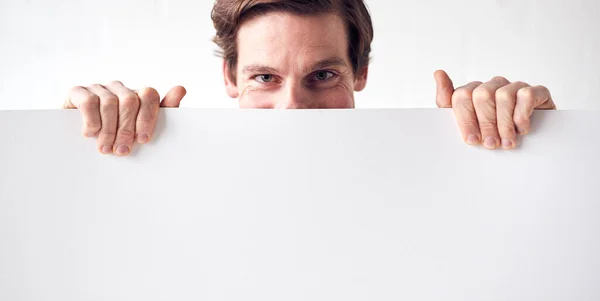 Retrato Joven Feliz Sosteniendo Tarjeta Blanca Blanco Con Espacio Copia — Foto de Stock