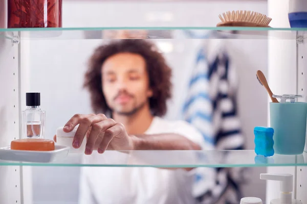 Blick Durch Das Badezimmerkabinett Des Mannes Der Nach Feuchtigkeitsspendender Hautcreme — Stockfoto