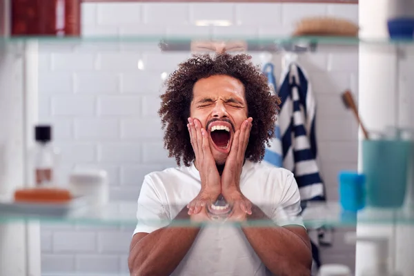 View Bathroom Cabinet Yawning Man Bersiap Siap Untuk Bekerja Pagi — Stok Foto