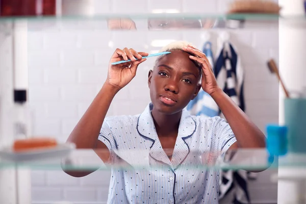 Vue Par Cabinet Salle Bain Cheveux Style Jeune Femme Matin — Photo