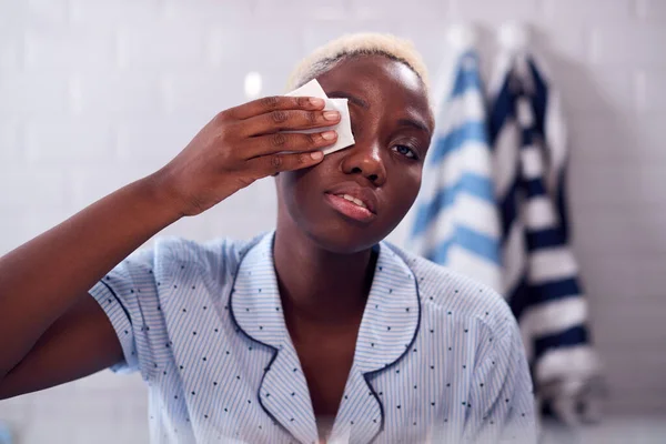 Uitzicht Door Badkamer Kabinet Van Jonge Vrouw Dragen Pyjama Verwijderen — Stockfoto