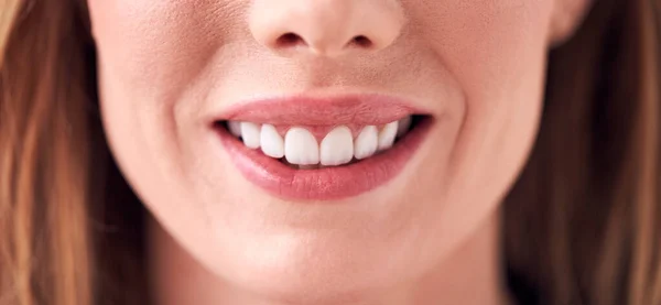 Cerca Boca Joven Sonriente Estudio —  Fotos de Stock