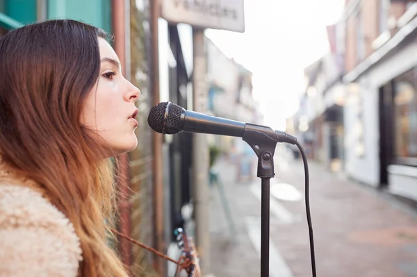 Femmina Musicista Busking Suonare Chitarra Acustica Cantare All Aperto Strada — Foto Stock