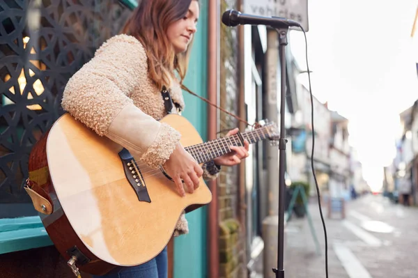 Жінка Музикант Застрибуючи Грає Акустичну Гітару Відкритому Повітрі Вулиці — стокове фото