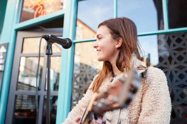 Músico Femenino Buscando Tocar Guitarra Acústica Cantar Aire Libre Calle —  Fotos de Stock