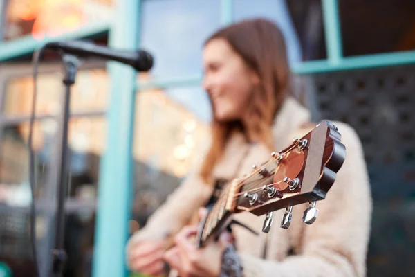女性ミュージシャンとしてのギターに焦点を当てる バスクと歌屋外でストリート — ストック写真