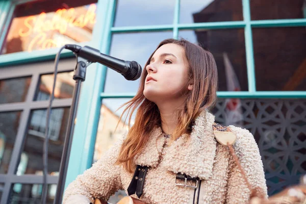 Kadın Müzisyen Sokak Ortasında Akustik Gitar Çalıp Şarkı Söylüyor — Stok fotoğraf