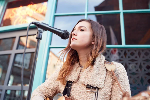 Músico Femenino Buscando Tocar Guitarra Acústica Cantar Aire Libre Calle — Foto de Stock