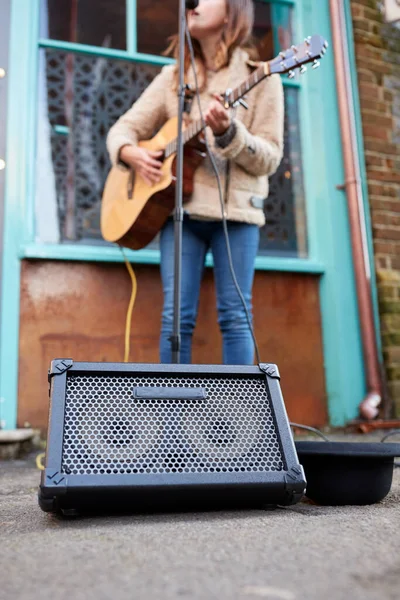 Primer Plano Músico Femenino Buscando Tocar Guitarra Acústica Aire Libre —  Fotos de Stock