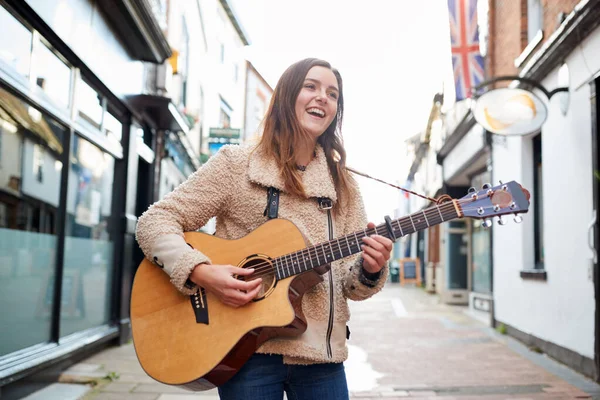 Kvinnlig Musiker Busking Spela Akustisk Gitarr Utomhus Gatan — Stockfoto