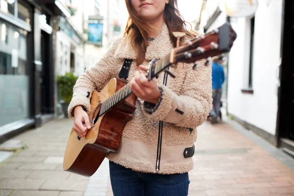 Primer Plano Músico Femenino Buscando Tocar Guitarra Acústica Aire Libre —  Fotos de Stock