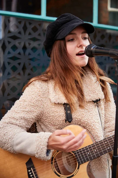 Kvinnlig Musiker Busking Spelar Akustisk Gitarr Och Sjunger Utomhus Gatan — Stockfoto