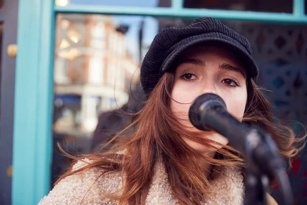 Kadın Müzisyen Sokak Çetesi Şarkı Söylüyor — Stok fotoğraf