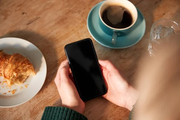 Kafedeki Cep Telefonunda Fotokopi Alanı Olan Boş Ekrana Bakan Kadını — Stok fotoğraf