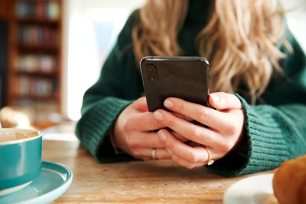 Gros Plan Femme Utilisant Téléphone Portable Assis Table Dans Café — Photo