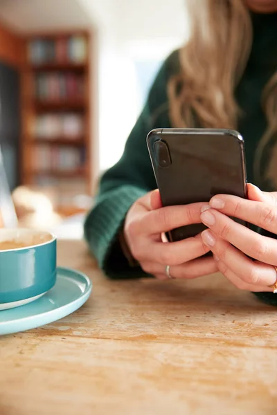 Primer Plano Mujer Usando Teléfono Móvil Sentado Mesa Café —  Fotos de Stock