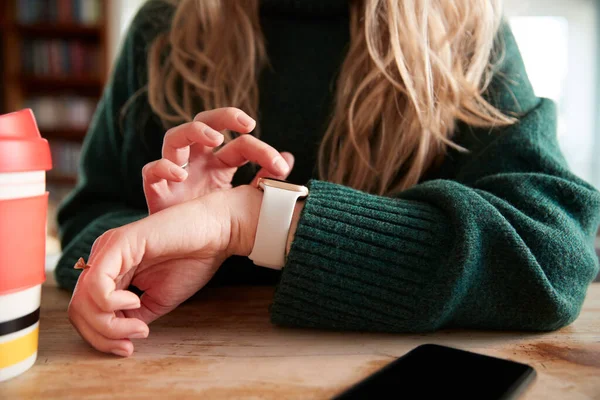 Primer Plano Mujer Usando Reloj Inteligente Sentado Mesa Café —  Fotos de Stock