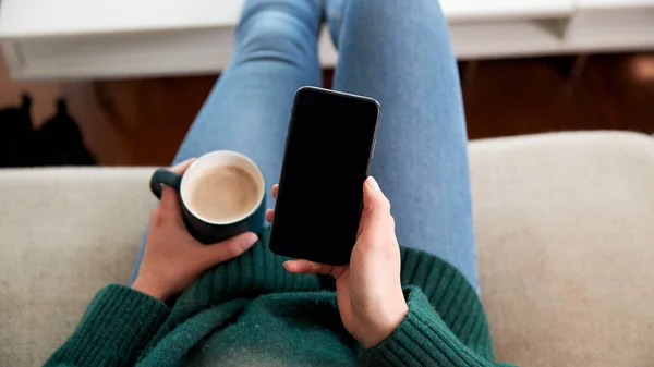 Close Woman Při Pohledu Prázdné Obrazovce Kopírovacím Prostorem Mobilním Telefonu — Stock fotografie