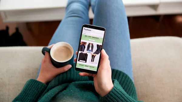 Close Woman Shopping Clothes Online Pomocí Aplikace Pro Mobilní Telefon — Stock fotografie