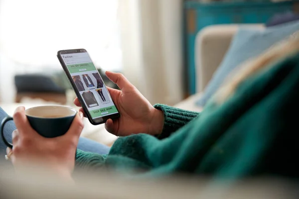 Sluiten Van Vrouw Winkelen Voor Kleding Online Met Behulp Van — Stockfoto