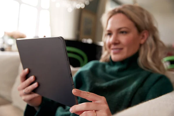 Gros Plan Femme Détendre Sur Canapé Maison Utilisant Une Tablette — Photo