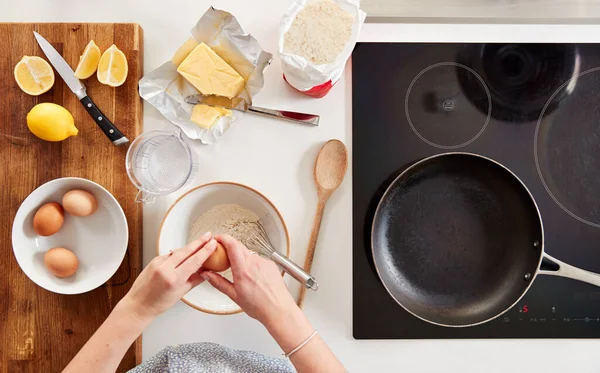 Overhead Skott Kvinna Köket Med Ingredienser Att Göra Pannkakor Eller — Stockfoto