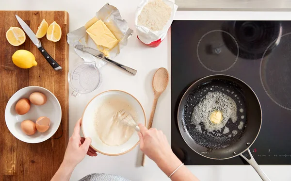 Tiro Aéreo Mulher Cozinha Que Mistura Ingredientes Para Panquecas Crepes — Fotografia de Stock