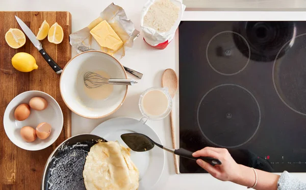 Tiro Aéreo Mulher Cozinha Que Serve Panquecas Crepes Para Dia — Fotografia de Stock