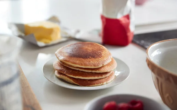 Stack Nybakade Pannkakor Eller Repor Bordet För Pannkakadagen — Stockfoto