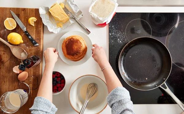 Overhead Shot Woman Kitchen Σερβίροντας Τηγανίτες Κρέπες Για Την Ημέρα — Φωτογραφία Αρχείου