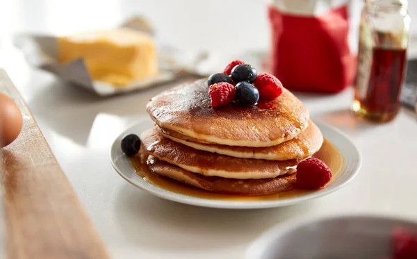 Pila Pancake Crepes Appena Fatti Con Sciroppo Acero Bacche Sul — Foto Stock
