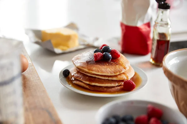 Stapel Vers Gemaakte Pannenkoeken Crêpes Met Ahornsiroop Bessen Tafel Voor — Stockfoto