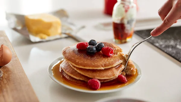 Mulher Que Come Panquecas Crepes Recém Feitos Com Xarope Bagas — Fotografia de Stock