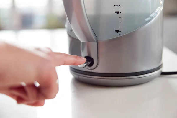 Närbild Kvinna Pressning Makt Slå Elektrisk Vattenkokare För Att Spara — Stockfoto