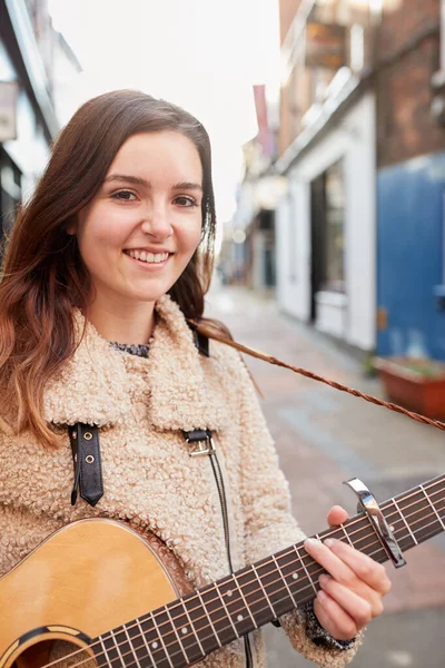 Portré Fiatal Női Zenész Busking Játszik Akusztikus Gitár Énekel Szabadban — Stock Fotó